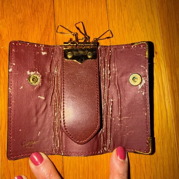Authentic Cartier Pre-Loved Burgundy Leather 4-Key Ring Holder w/ Gold Hardware - Picture 5 of 6